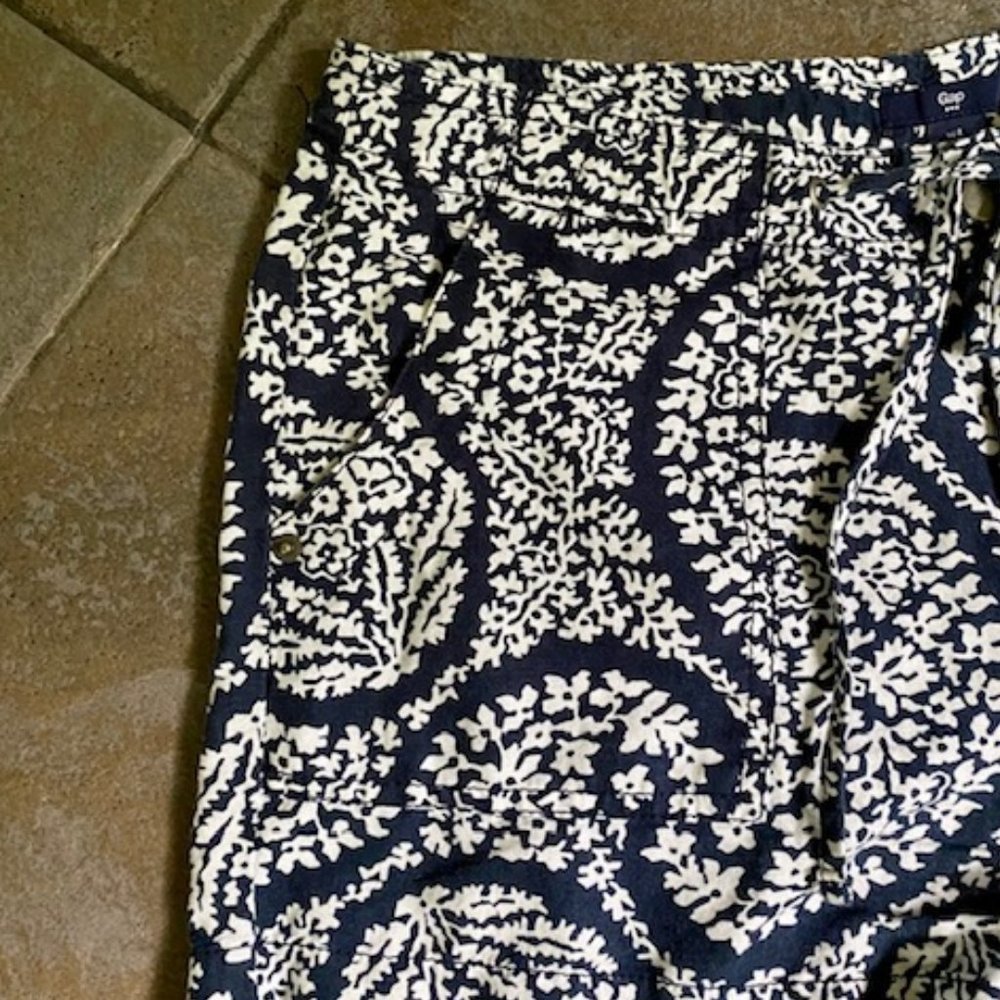 Gap Navy Blue & White Floral Shorts - Picture 2 of 9